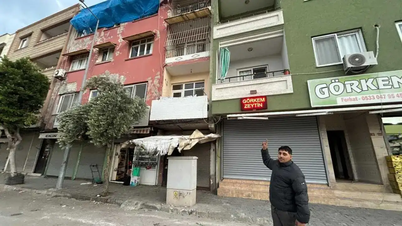 Hatay’da Fırtına Kabusu: Apartman Duvarı Araçların Üzerine Çöktü! 3